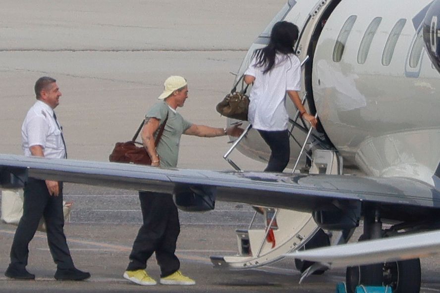 El actor y su pareja, subiendo a su avión privado en el aeropuerto