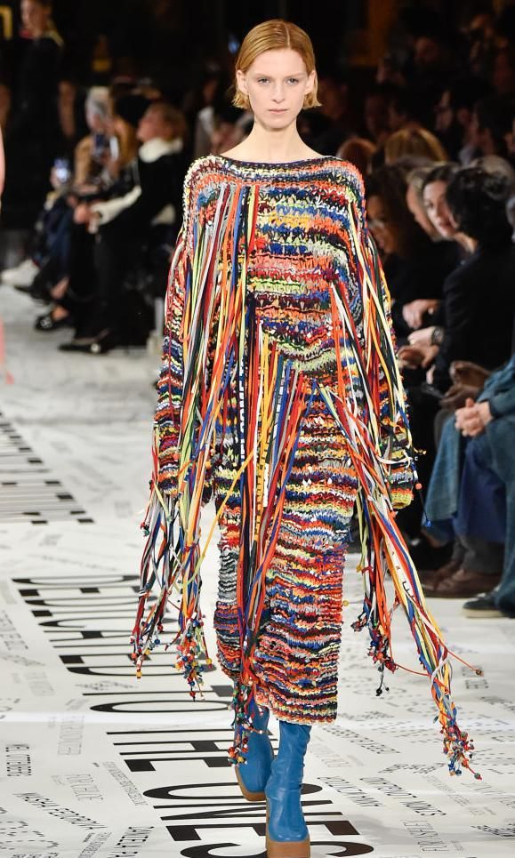 modelo en pasarela de stella mccartney