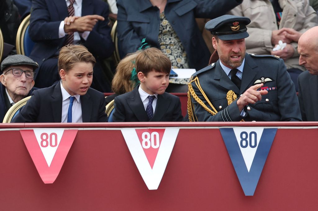 El príncipe Guillermo con los príncipes Louis y George en el 80º anviersario del fin de la Segunda Guerra Mundial 