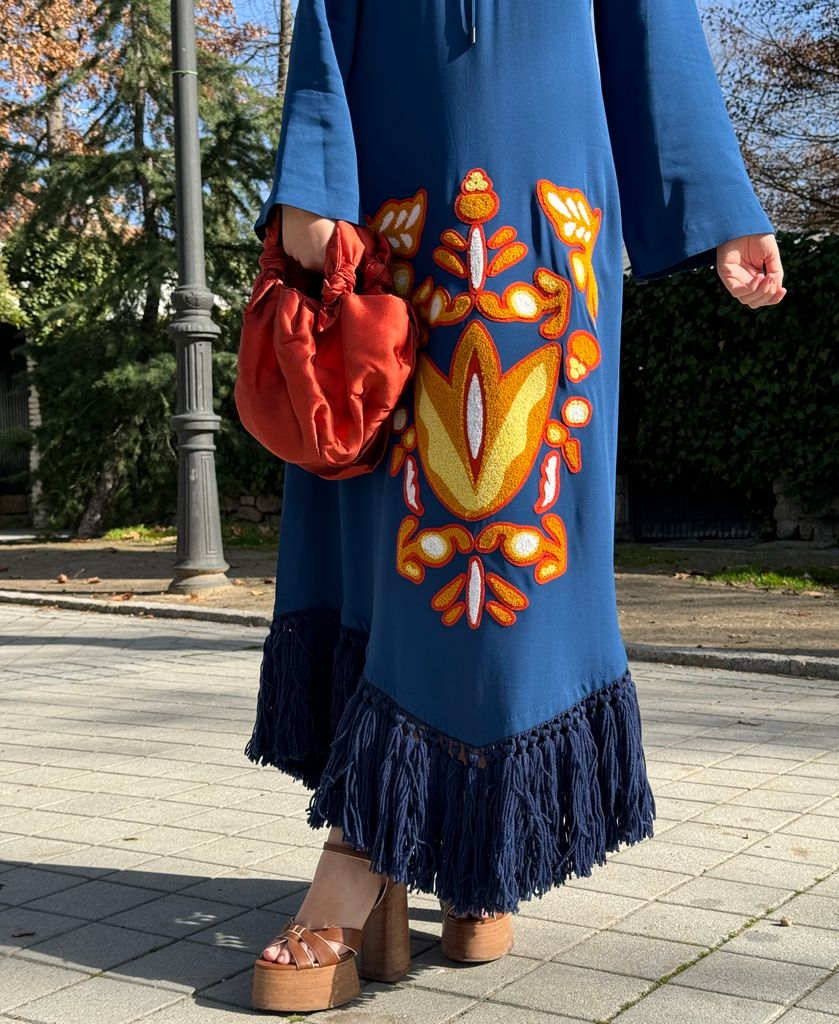 Isa Hernáez lleva vestido, de Paula; sandalias, de Christian Louboutin, y bolso, de Laia Alen. 