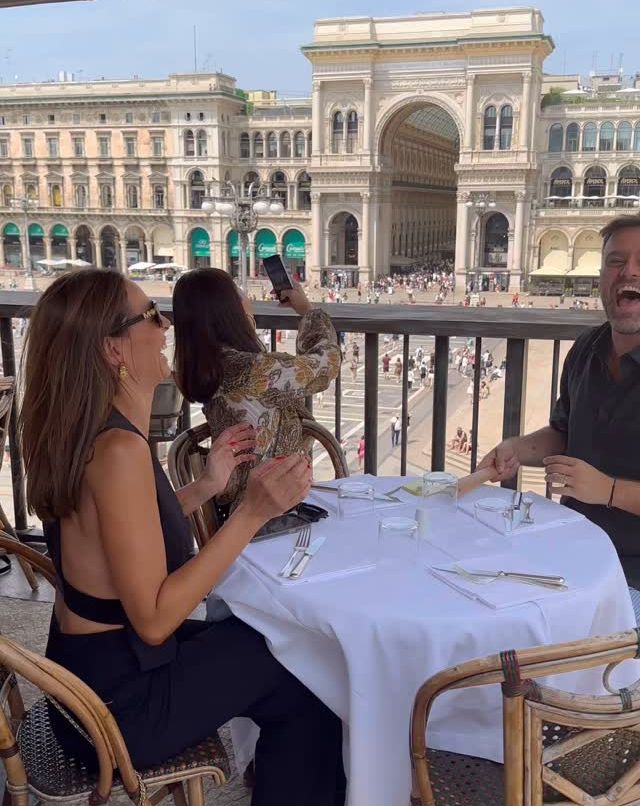 Eva González con sus amigos en Milán, julio de 2024