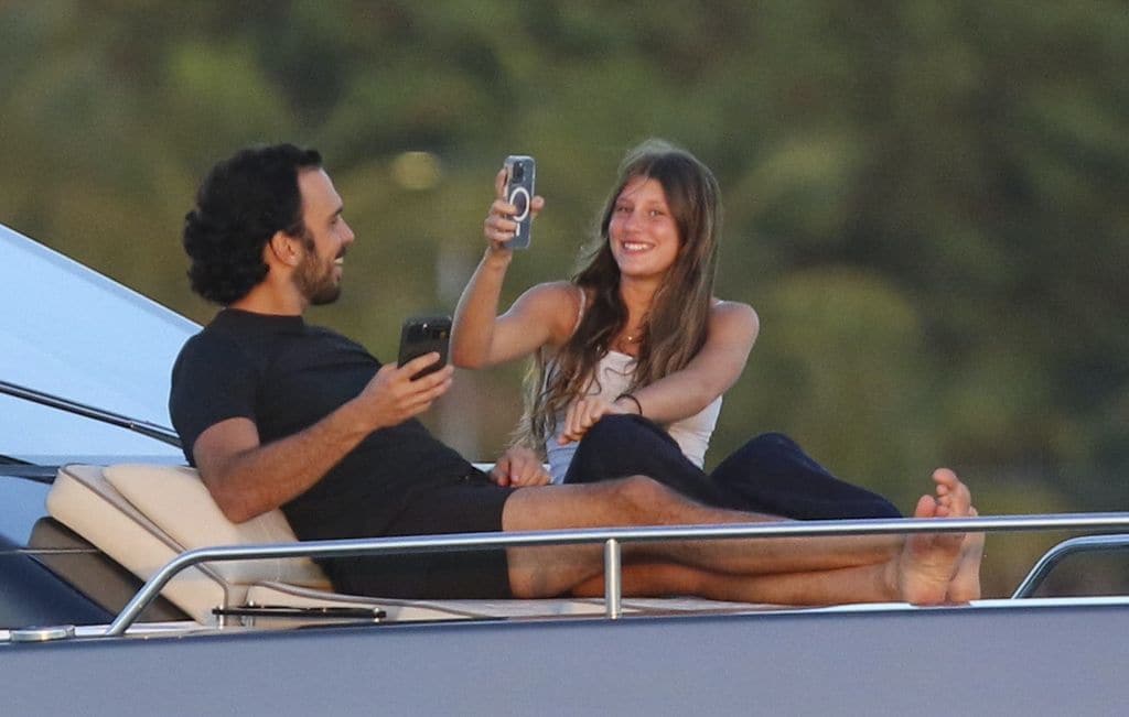 Vivian Lake, hija también de Tom Brady, parecía estar pasando un buen rato con su 'padrastro' Joaquim Valente. 