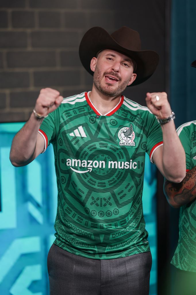 Grupo Frontera coneta perfecto con la energía de la afición al fútbol mexicano