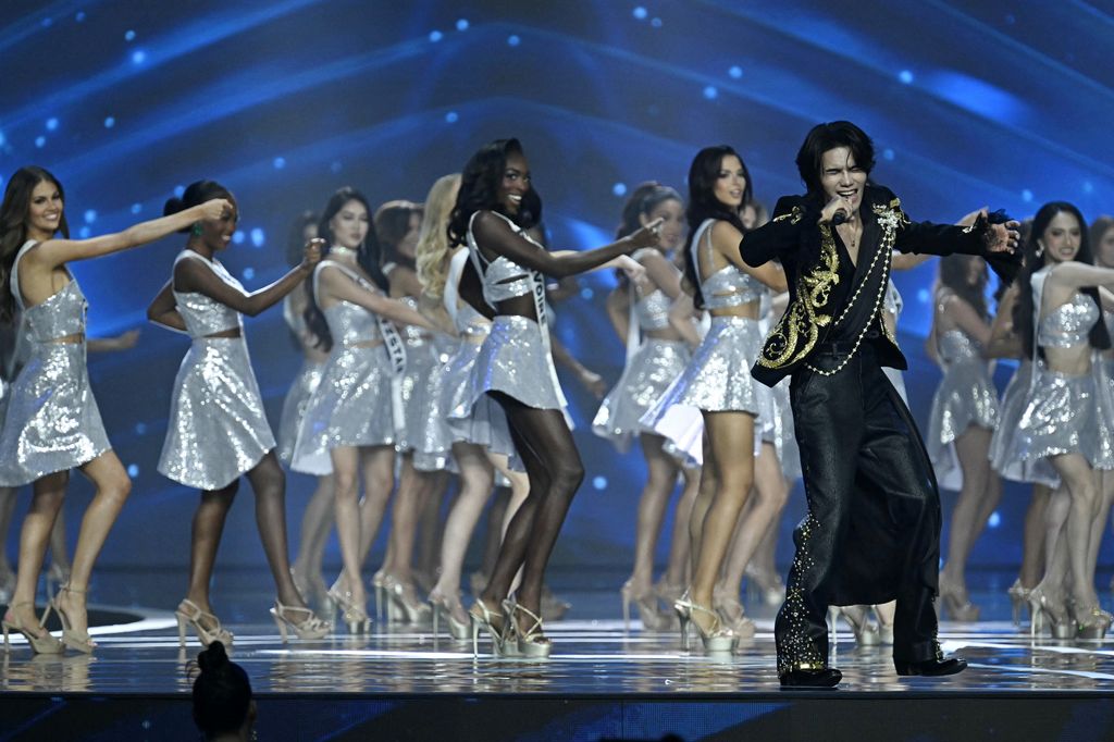 El cantante tailandés Jeff Satur junto a las participantes de Miss Universe 2025.    