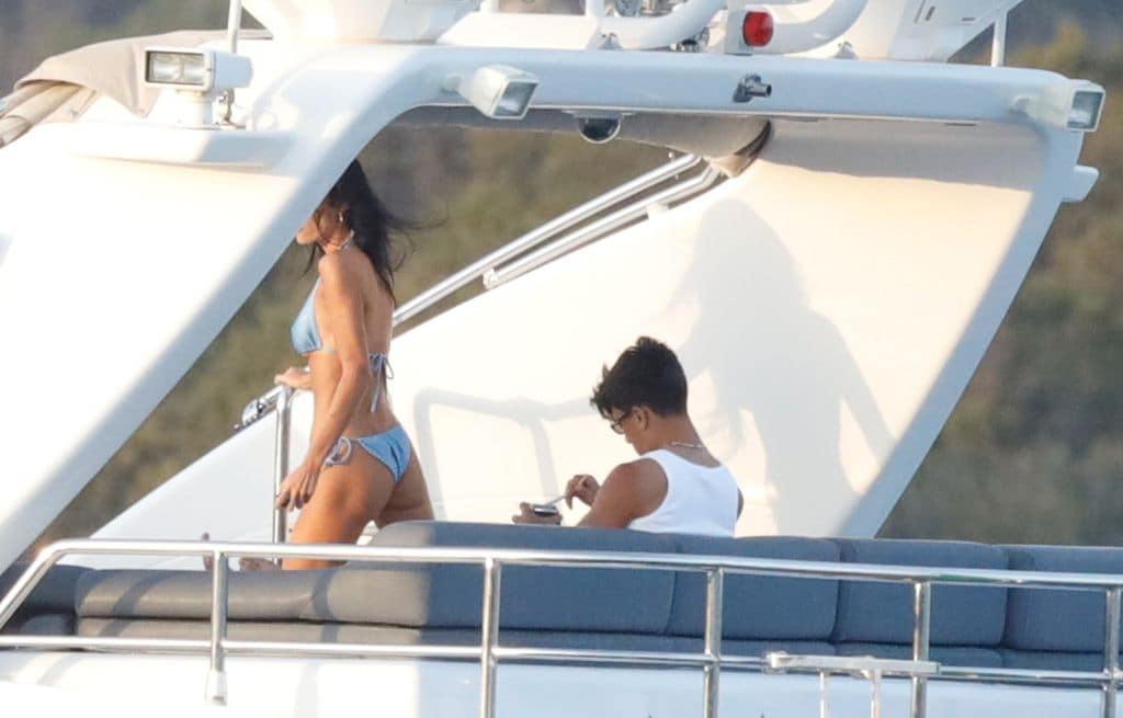 Oriana lució muy guapa en un bikini azul celeste.