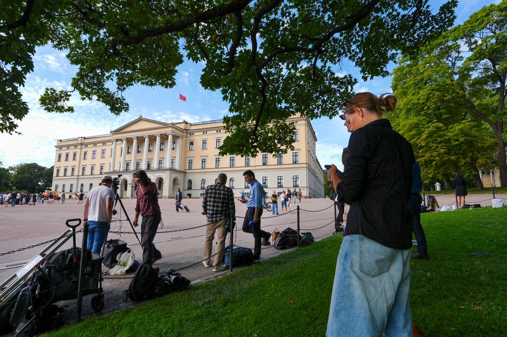 Gran expectación ante el Palacio Real de Oslo ante el estado de salud de extrema gravedad del rey Harald
