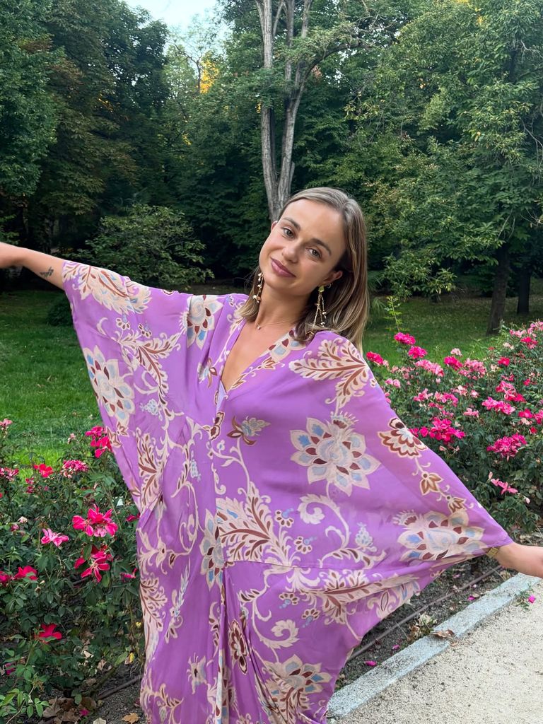 Amelia Windsor, la prima del príncipe Guillermo, lleva la moda española a Inglaterra y sorprende con un vestido vaporoso de una firma madrileña