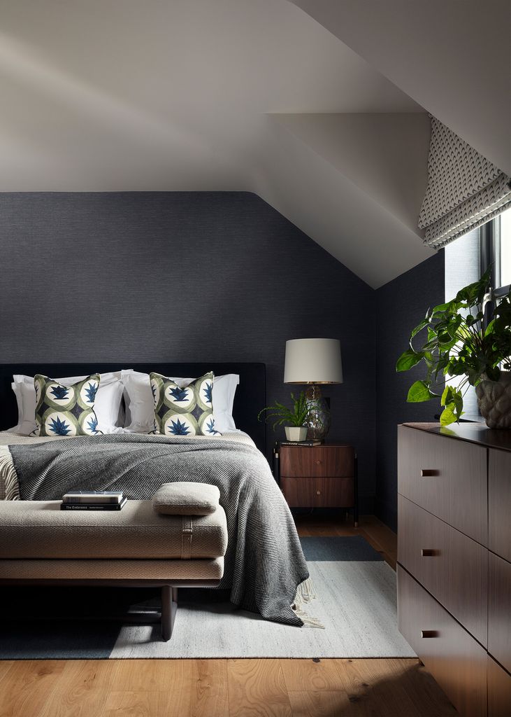 Dormitorio en tonos blancos y grises