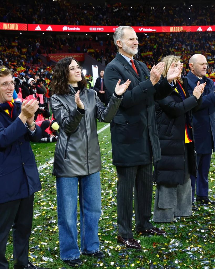 El Rey entrega el trofeo de la “UEFA Women’s Nations League” a la capitana de la Selección Española Femenina de Fútbol, Irene Paredes, y felicita a todo el equipo por su victoria en la final frente a la selección alemana.