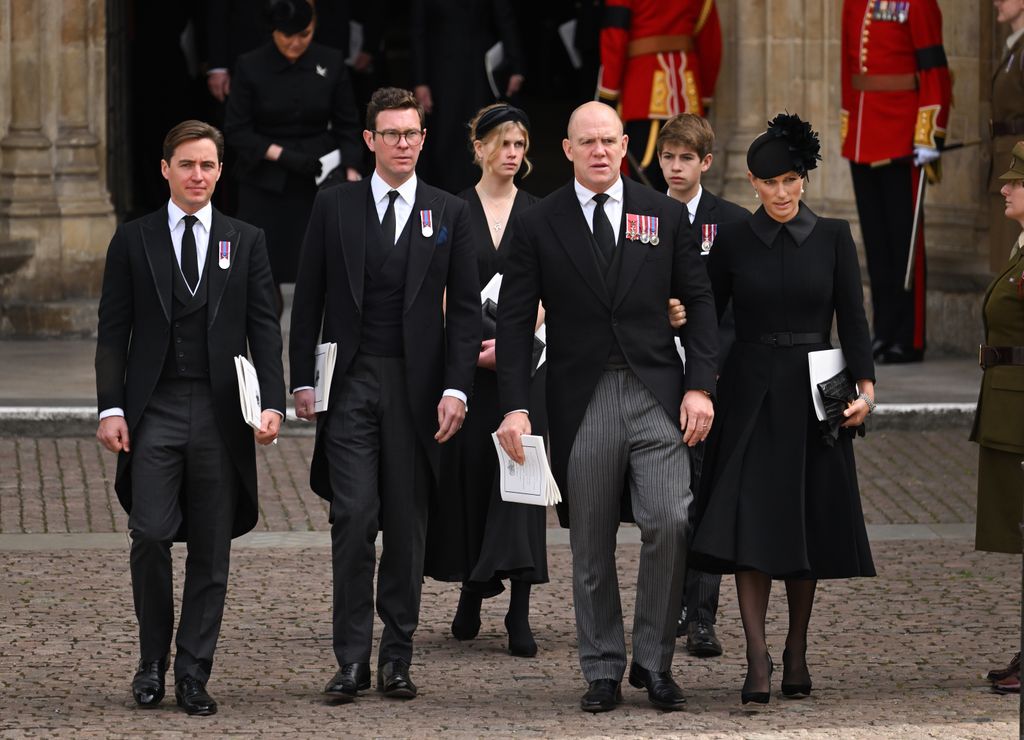 Dos imágenes del funeral de Isabel II en las que se ve el papel de consortes que ocuparon Edoardo Mapelli Mozzi, Jack Brooksbank y Mike Tindall