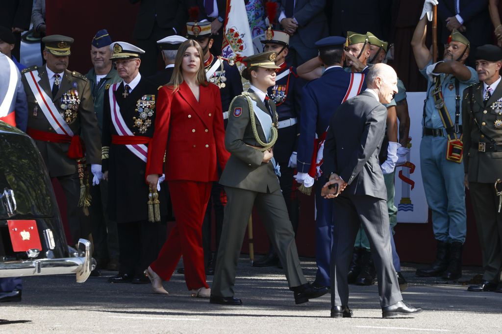 La princesa Leonor seguida de su hermana Sofía llegando al Paseo del Prado