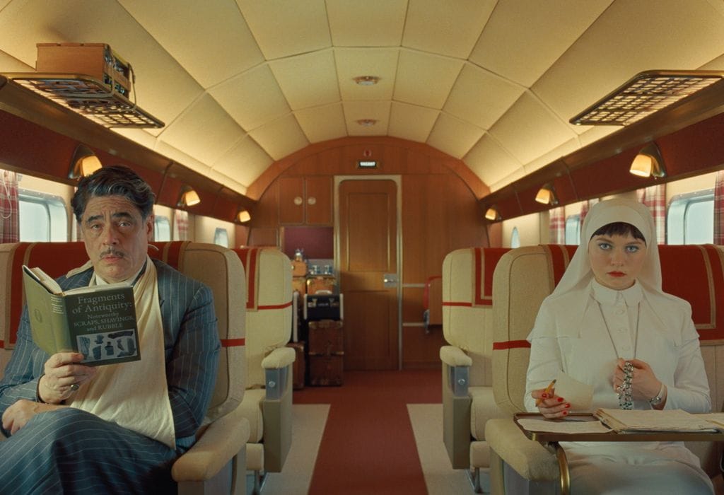 Benicio del Toro y Mia Threapleton en "The Phoenecian Scheme"