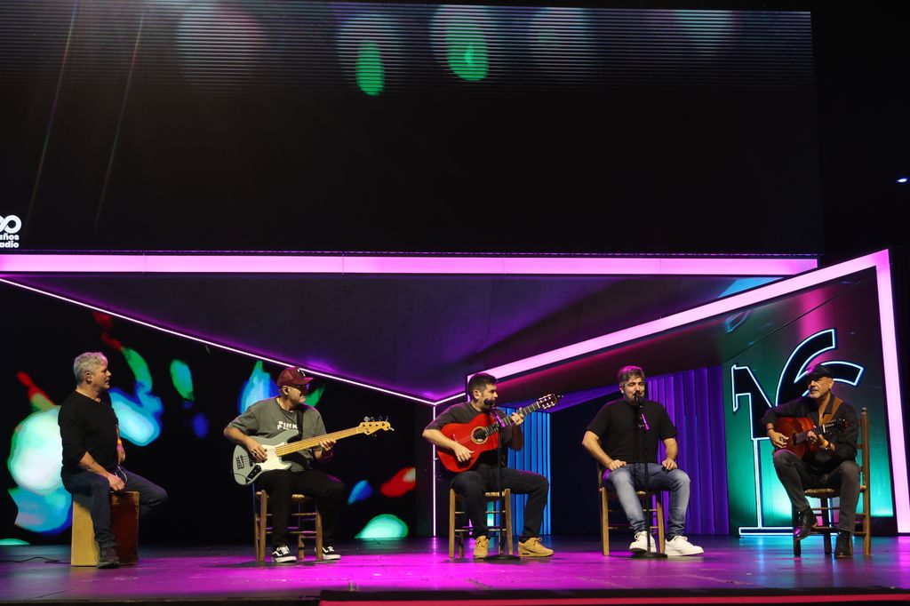 Plano general de Estopa cantando en una actuación en los premios