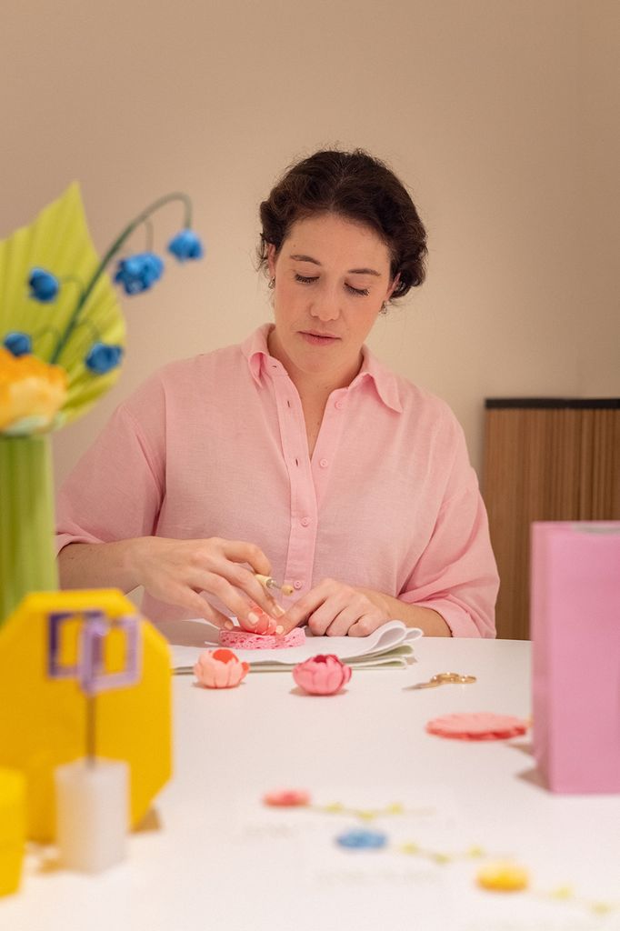 Cristina Velasco Mora, de Anaquiños de Papel, impartiendo un taller.