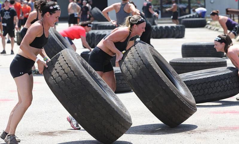 Mujeres realizan crossfit