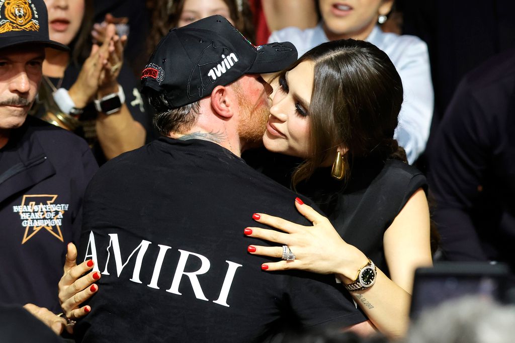 Tras la derrota, Fernanda Gómez no dudó en acercarse a Saúl 'Canelo' Álvarez para consolarlo