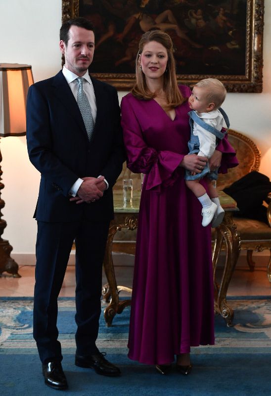 Felipe y Danica de Serbia en el bautizo de su hijo