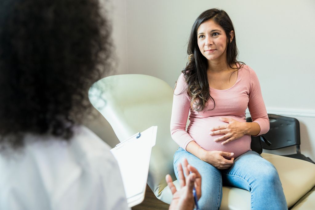 Embarazada en consulta médica
