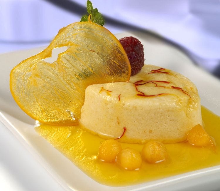 Espuma de kaki con sirope al azafrán