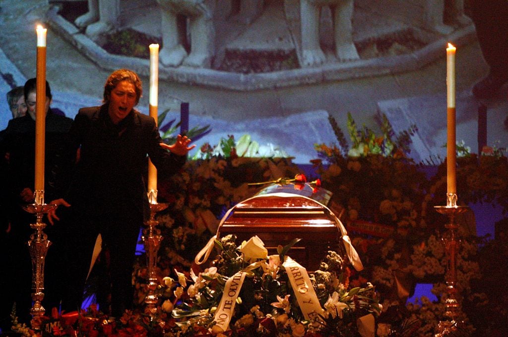 Estrella Morente cantando a su padre fallecido, el día de su despedida