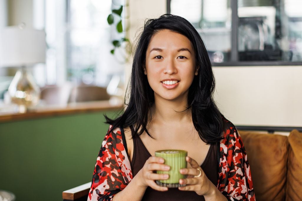 Mujer bebiendo bebida de avena con té matcha