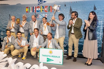 El rey Juan Carlos felicita la Navidad con sus compañeros de regatas y  celebrando un triunfo en Sanxenxo