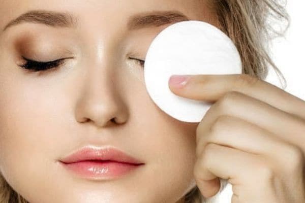Desmaquillarse con discos de algodón compatibles con la piel 