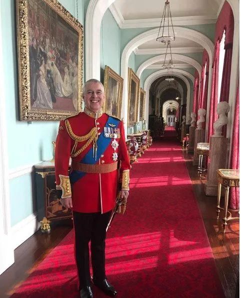 La princesa Eugenie admitió que “se metió en problemas” por compartir una foto de Andrés en el Palacio de Buckingham.