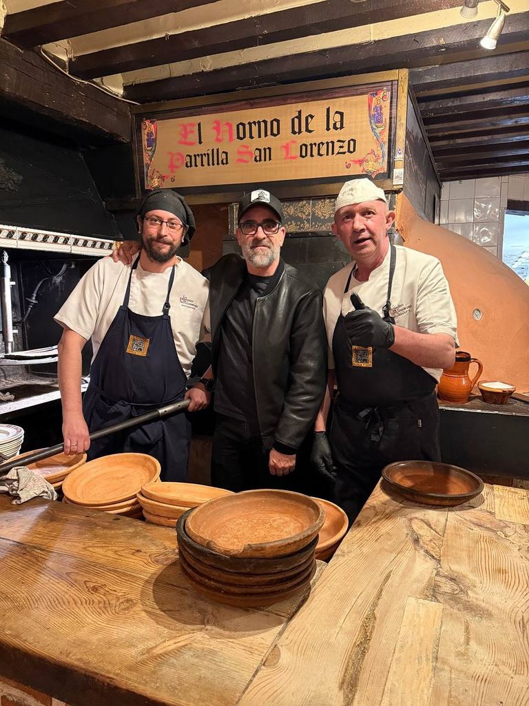 Luis Tosar con parte del equipo del restaurante La Parrilla de San Lorenzo, en Valladollid.