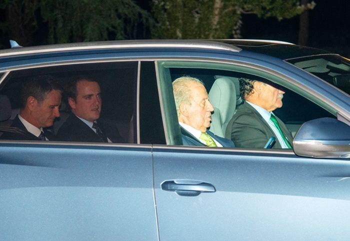 Don Juan Carlos saliendo del cumpleaños de Leonor