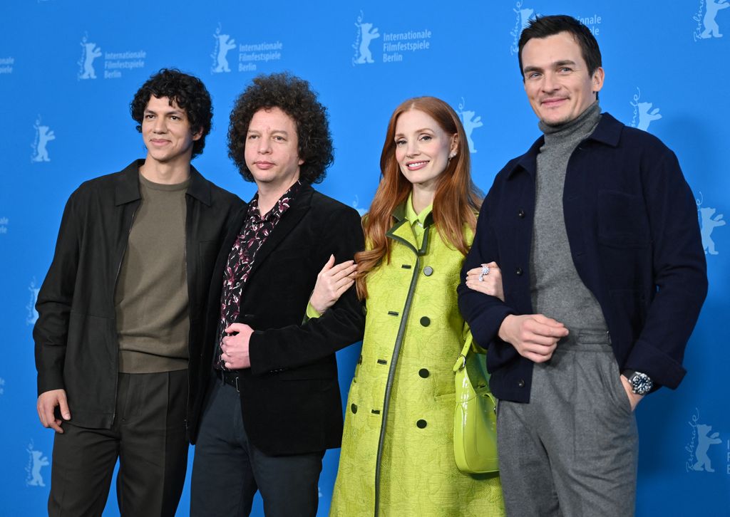 Isaac Hernández, Michel Franco, Jessica Chastain y Rupert Friend en el photo call de la película 'Dreams' en la 75a. edición de la Berlinale.        