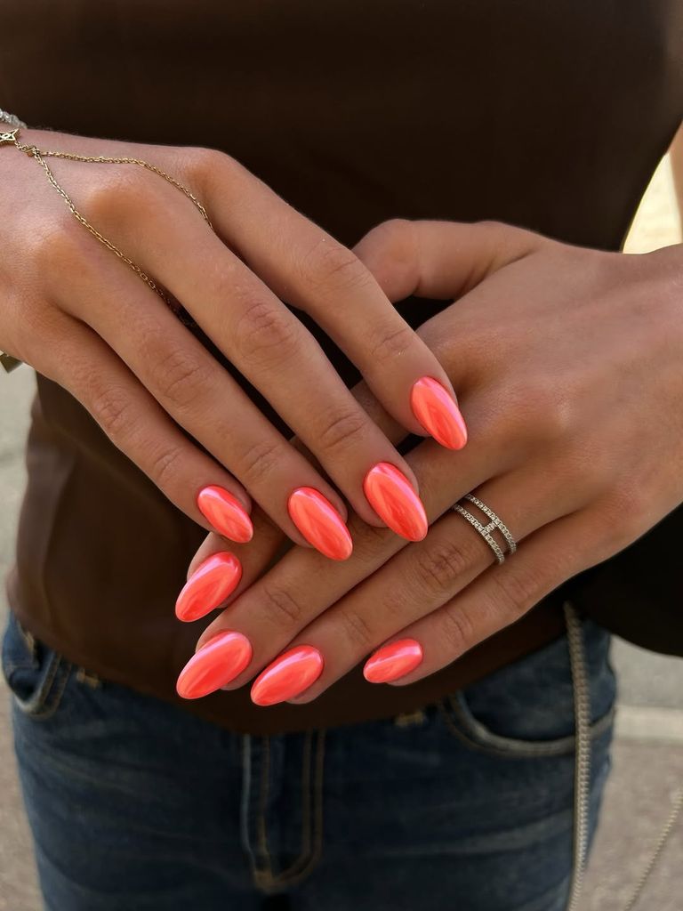 Manicura coral con acabado glaseado