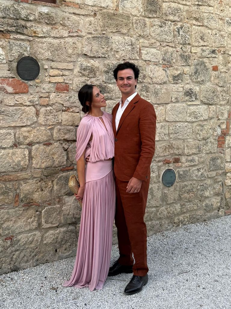 Daniela Zaragoza, en un vestido rosa palo repleto de pliegues y detalles muy especiales