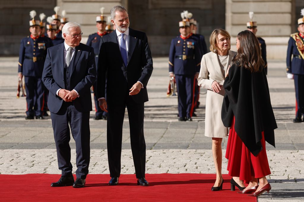 Cercano recibimiento de los Reyes al Presidente de Alemania y su esposa en el Palacio Real de Madrid