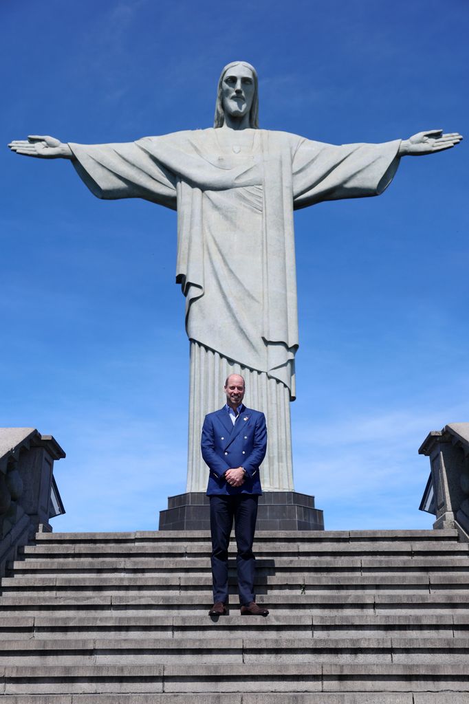 El príncipe William posando debajo del Cristo Redentor en Río de Janeior, Brasil.