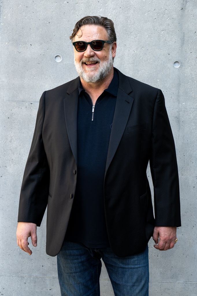 El actor neozelandés Russell Crowe, invitado en el desfile de Giorgio Armani durante la Semana de la Moda de Milán, colección masculina Primavera-Verano 2025.