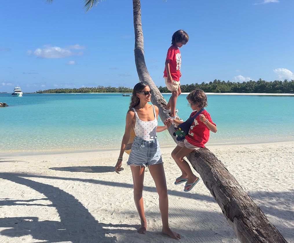 Ana Boyer, con sus hijos en una playa en Maldivas