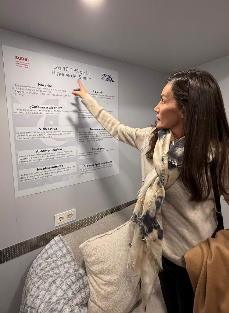 La reina Letizia, en su visita a la unidad móvil del SEPAR