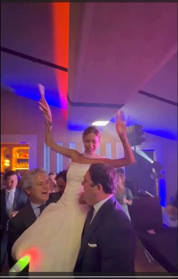 La celebración alcanzó uno de sus momentos más divertidos cuando los amigos de la novia la levantaron en volandas en plena pista de baile
