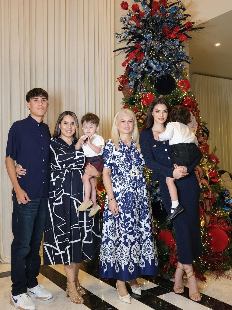 Ludy Ferreira junto a sus hijas Nadia y Eli, así como sus nietos.