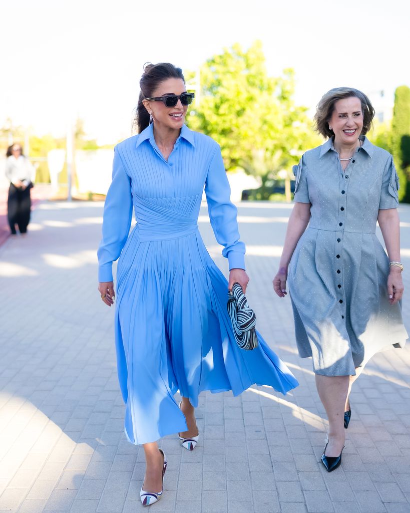 Rania de Jordania con vestido azul en Ammán.
