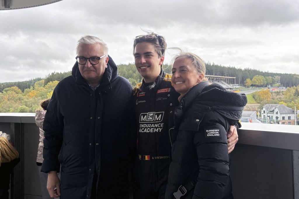 Aymeric con sus padres, los príncipes Laurent y Claire, este sábado 24 de ocutubre, celebrando el trifuno en el la carrera 24 Hours of Francorchamps 2CV