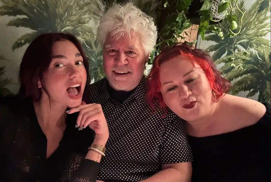 Alana S. Portero, con Dua Lipa y Pedro Almódvar
