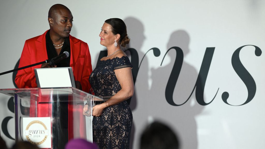 Plano medio de Marta Luisa de Noruega y Durek Verrett entregando un premio