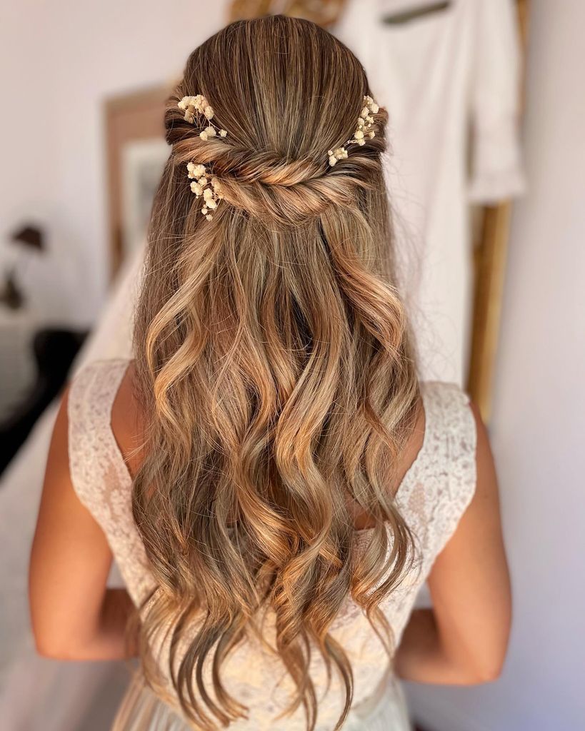 Semirrecogido con flores para novias trenza