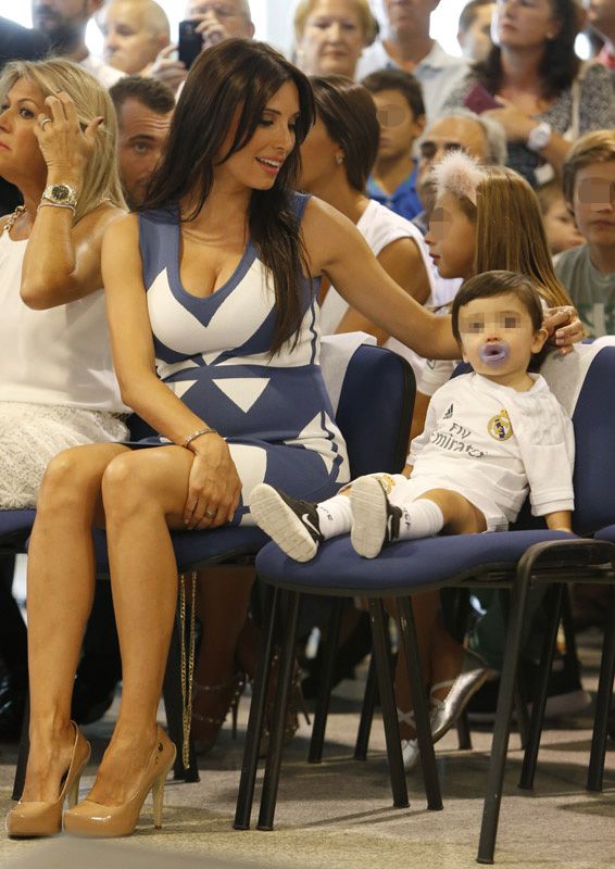 Pilar Rubio presumió de embarazo en un ajustadísimo vestido blanco y violeta y con unos altos zapatos de tacón en color nude, mientras que Sergio Ramos Rubio visitó con su equipación del Real Madrid y se convirtió en otro de los protagonistas de la mañana
