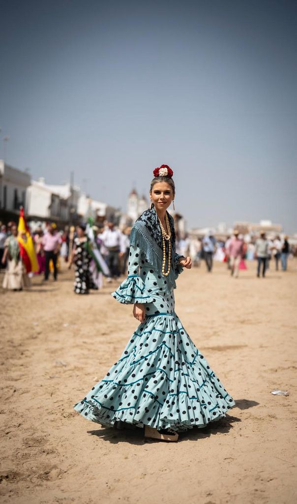 Manuela Villena con traje de lunares en El Rocío