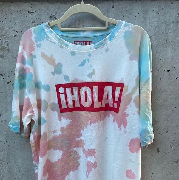 Ana Antic con camiseta de ¡HOLA!