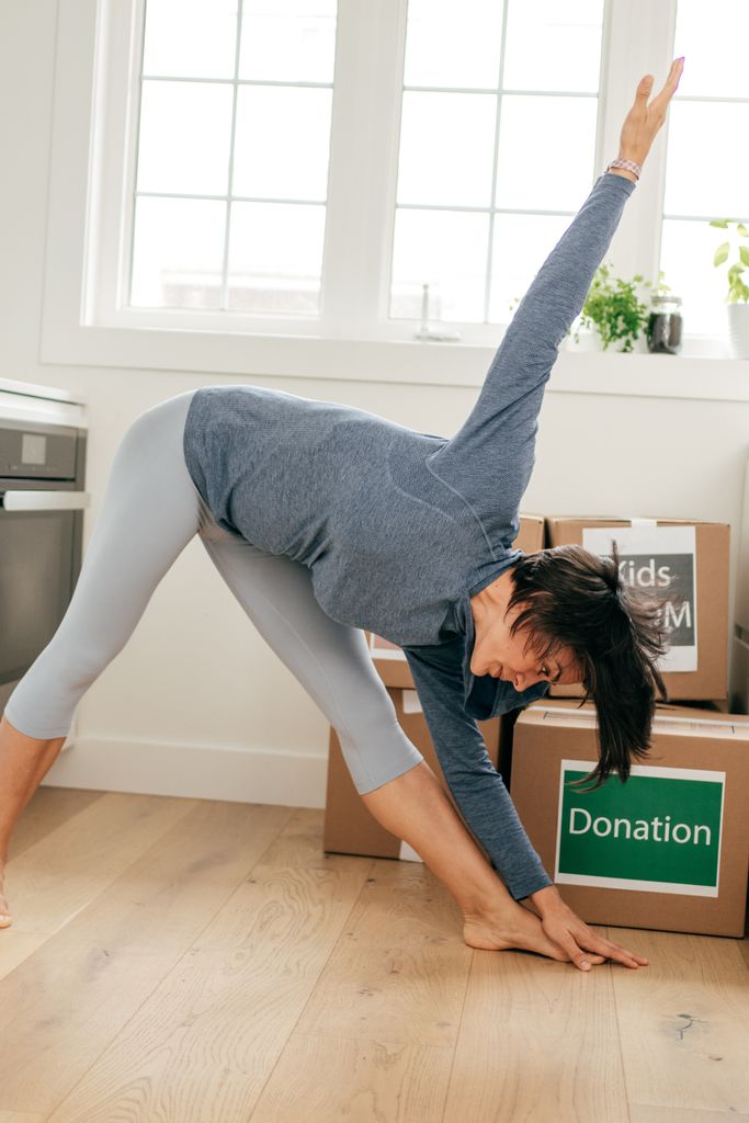 Una mujer haciendo ejercicio en casa