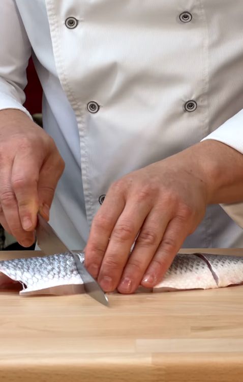 Para cocinar a la plancha, al chef le gustan las partes centrales de los lomos del pescado.
